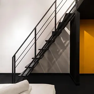  Hostel Globe Runner